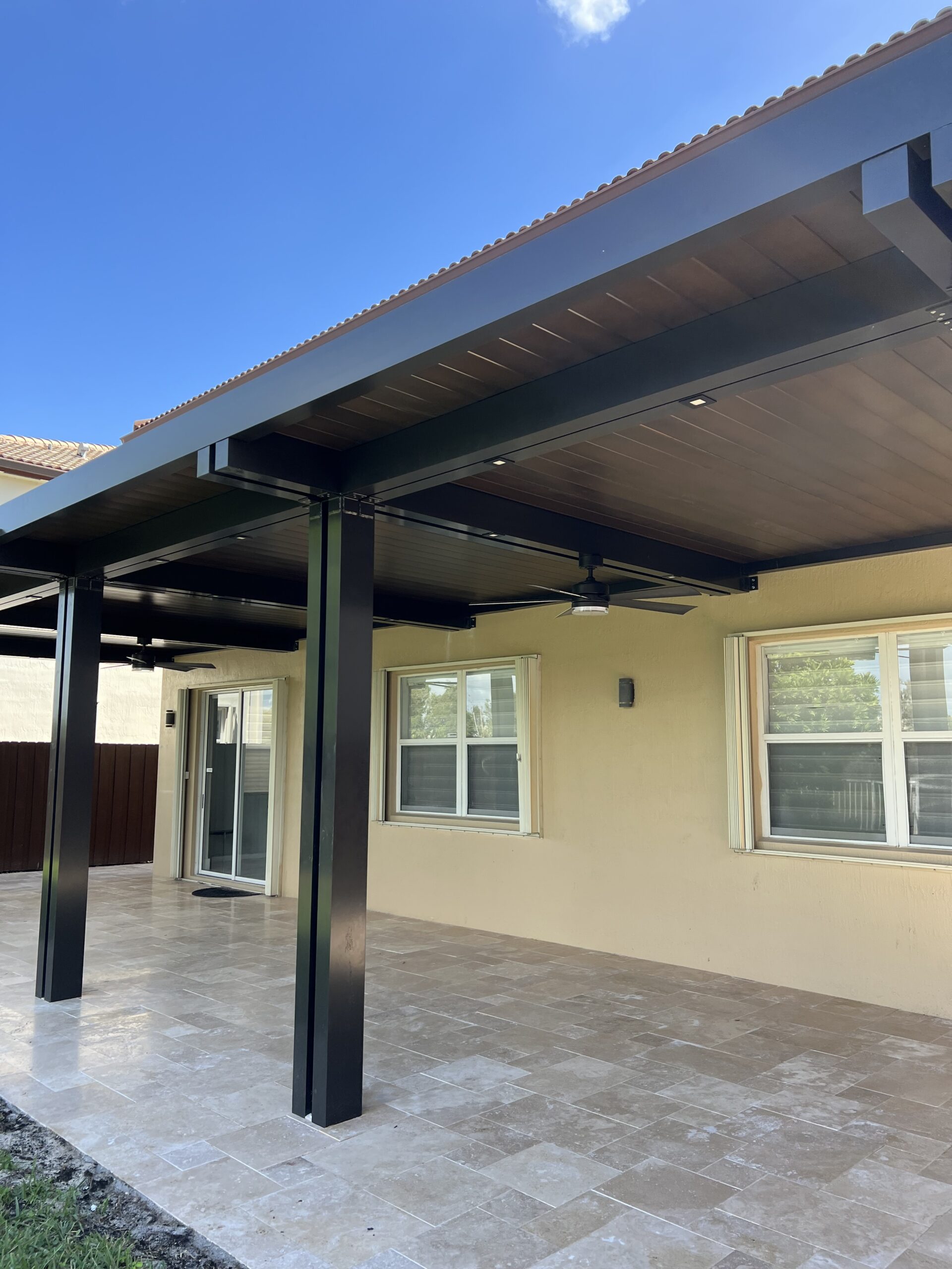 terraza con baranda de aluminio